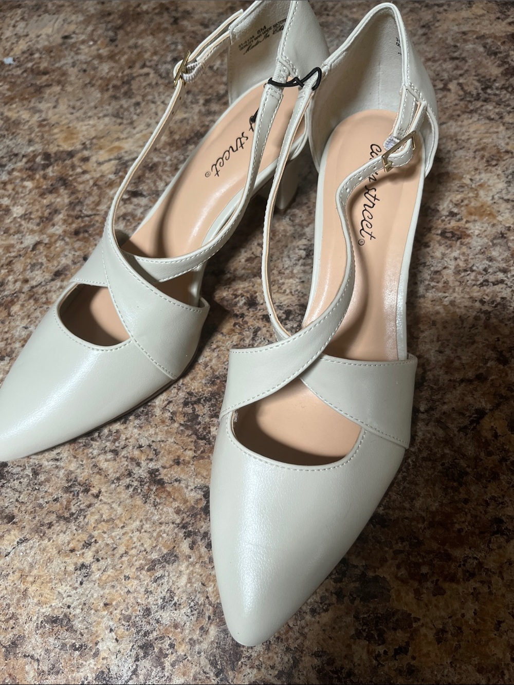 Easy Street Women's Pointed-Toe Ankle Strap Pumps - Cream size 8 NWOB